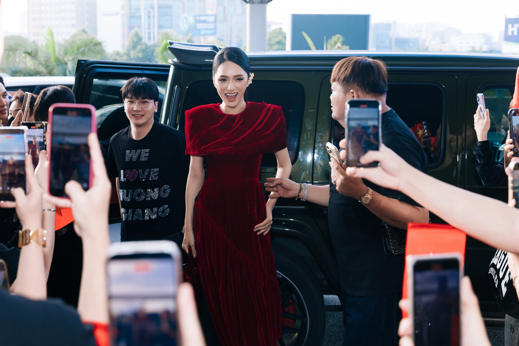 Bạn trai phi công bị soi thái độ kém tinh tế khi đứng cạnh Hương Giang