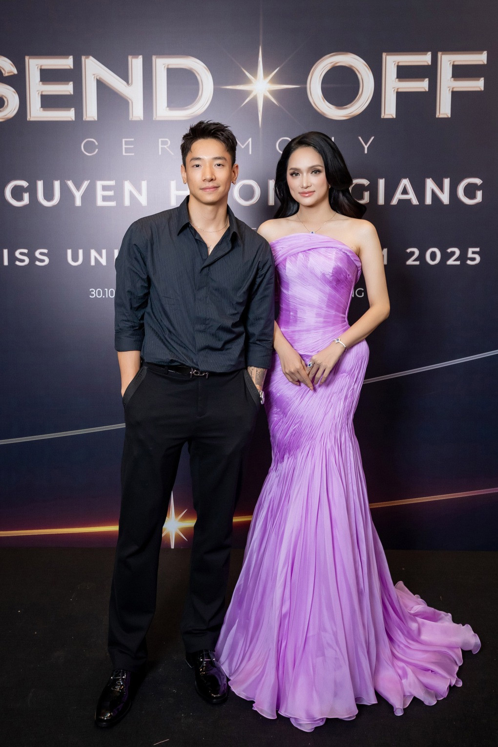 Bạn trai phi công bị soi thái độ kém tinh tế khi đứng cạnh Hương Giang