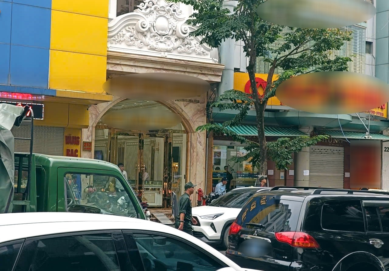 a3Cảnh sát bất ngờ khám xét.jpg