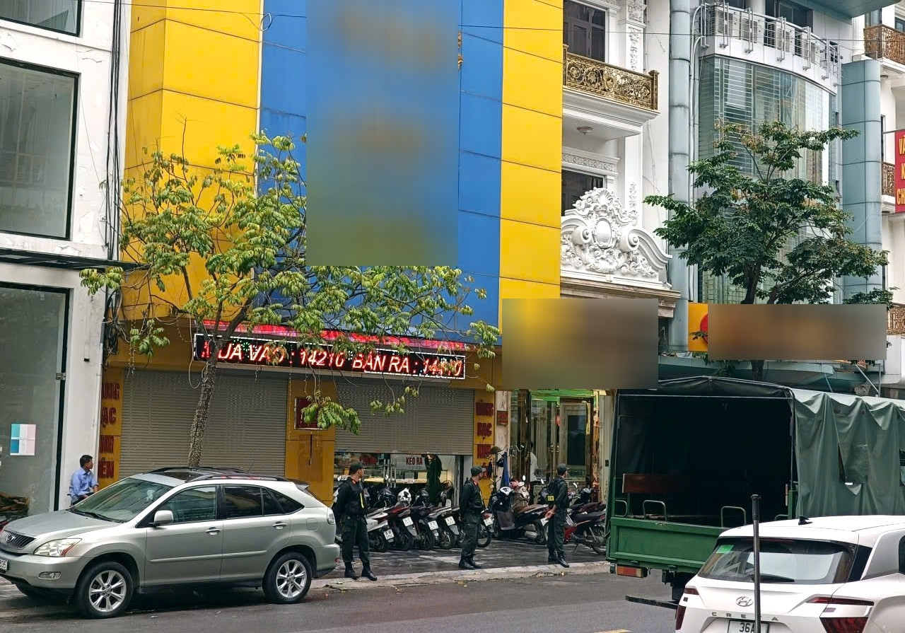 a2Cảnh sát bất ngờ khám xét.jpg