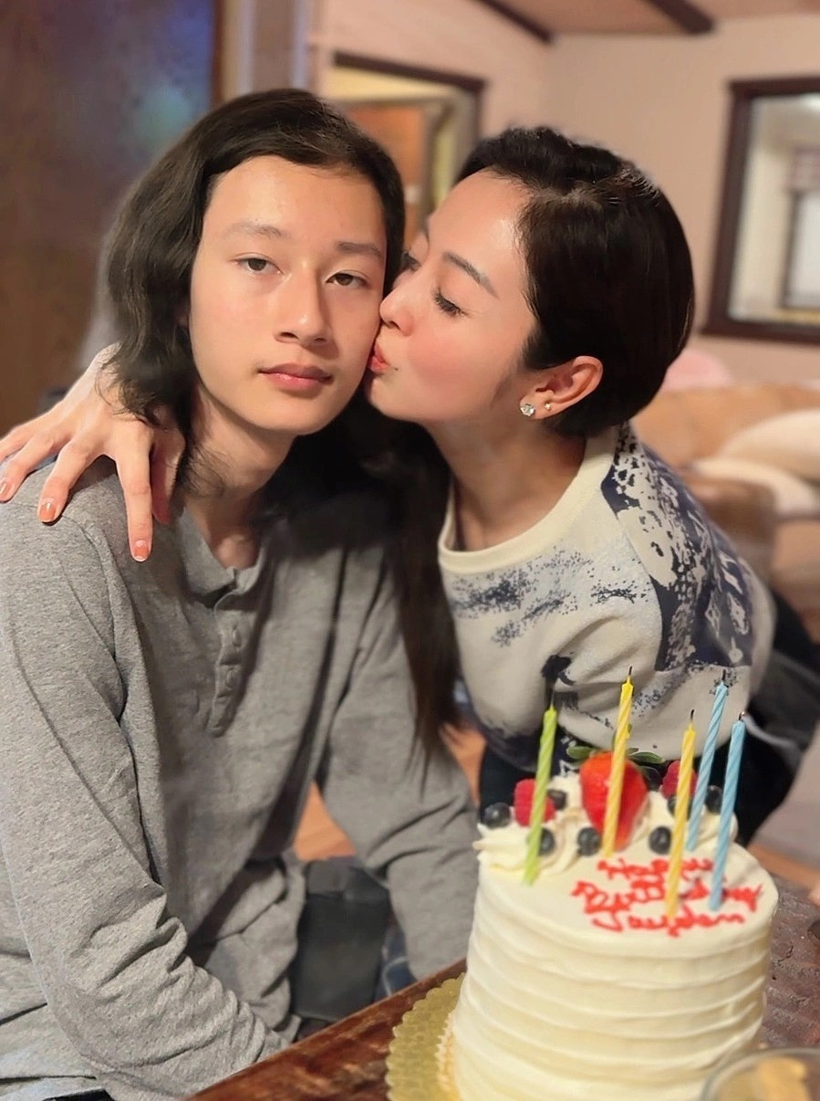 Con trai Jennifer Phạm và Quang Dũng cắt phăng mái tóc dài ngoại hình chuẩn soái ca