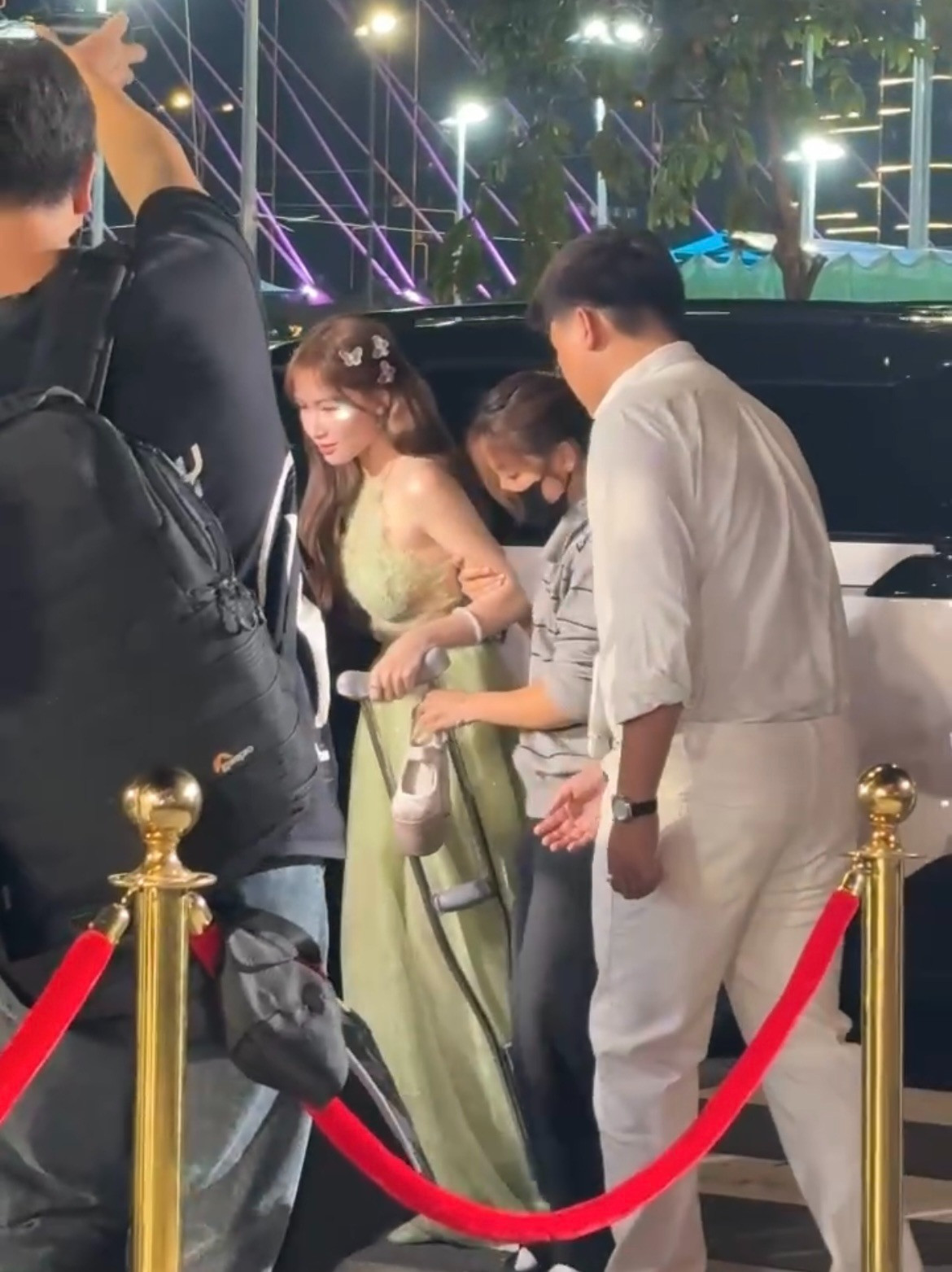 Hòa Minzy chống nạng đến sự kiện xe lăn phải theo sau chuyện gì đang xảy ra