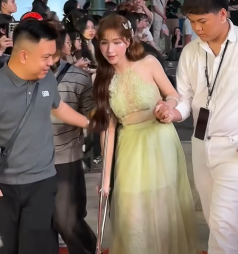 Hòa Minzy chống nạng đến sự kiện xe lăn phải theo sau chuyện gì đang xảy ra