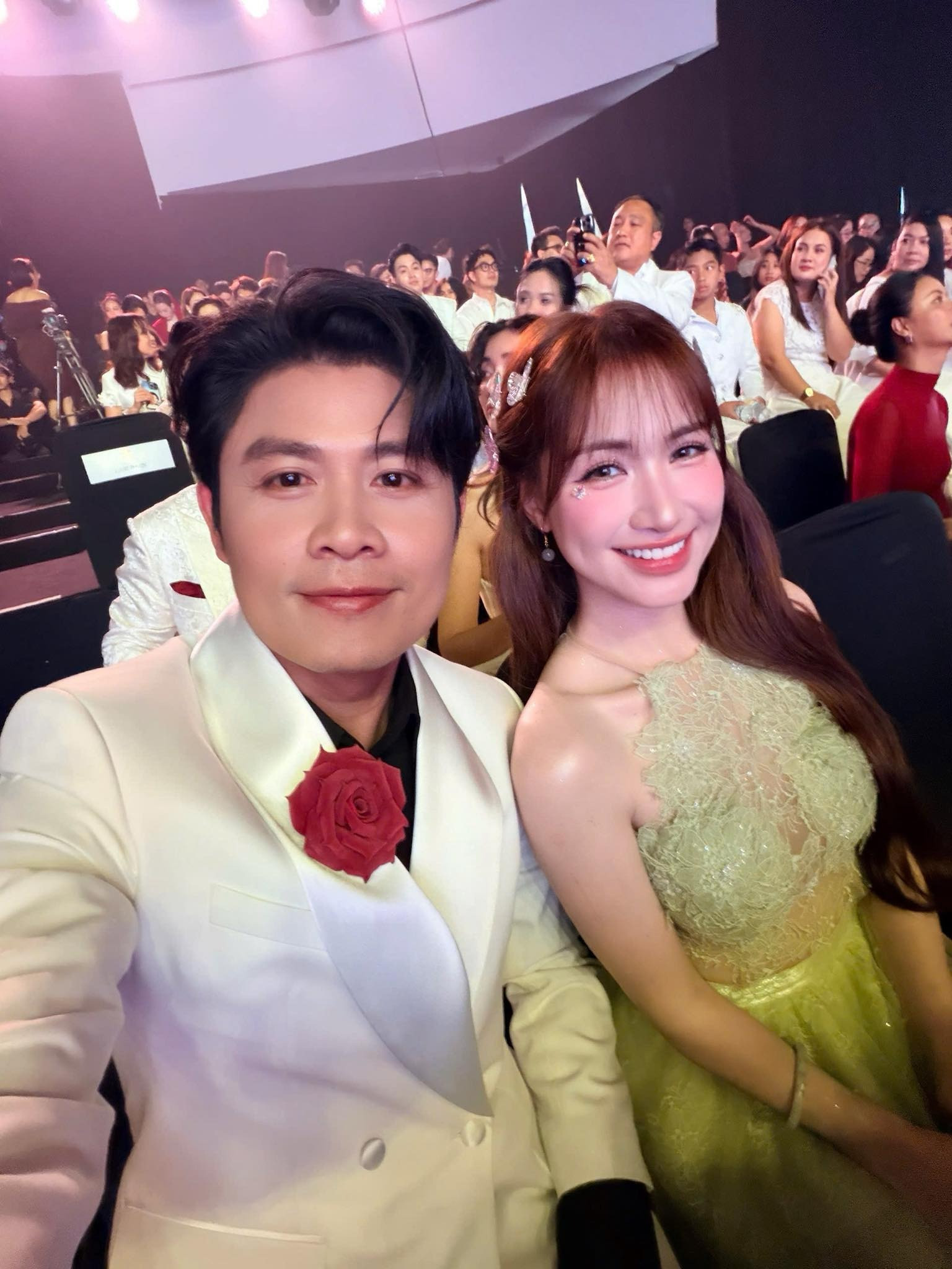 Hòa Minzy chống nạng đến sự kiện xe lăn phải theo sau chuyện gì đang xảy ra