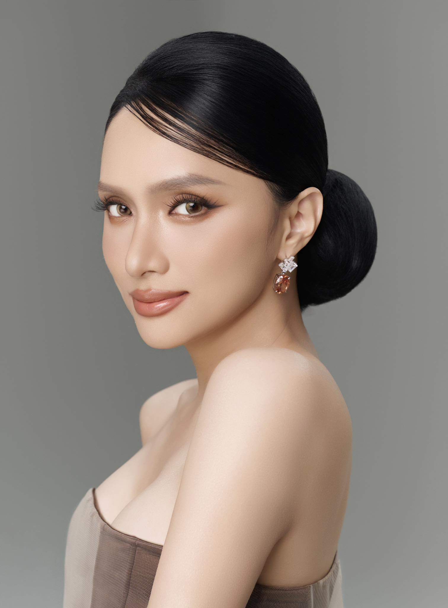 Hương Giang đối đáp khéo léo tại Miss Universe 2025 làm fan trầm trồ - Ảnh 2.