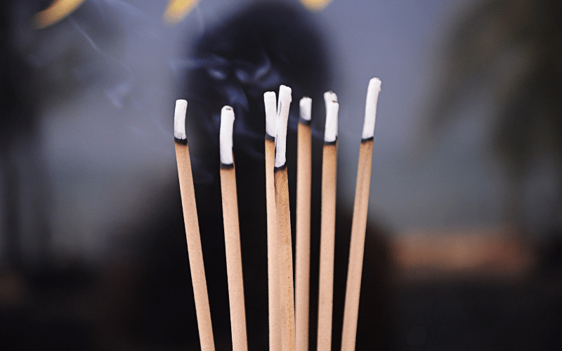 Nên thắp bao nhiêu nén hương trên ban thờ Thần tài - Thổ địa, lý do hết sức cẩn trọng khi thắp 7 và 9 nén hương - Ảnh 3.