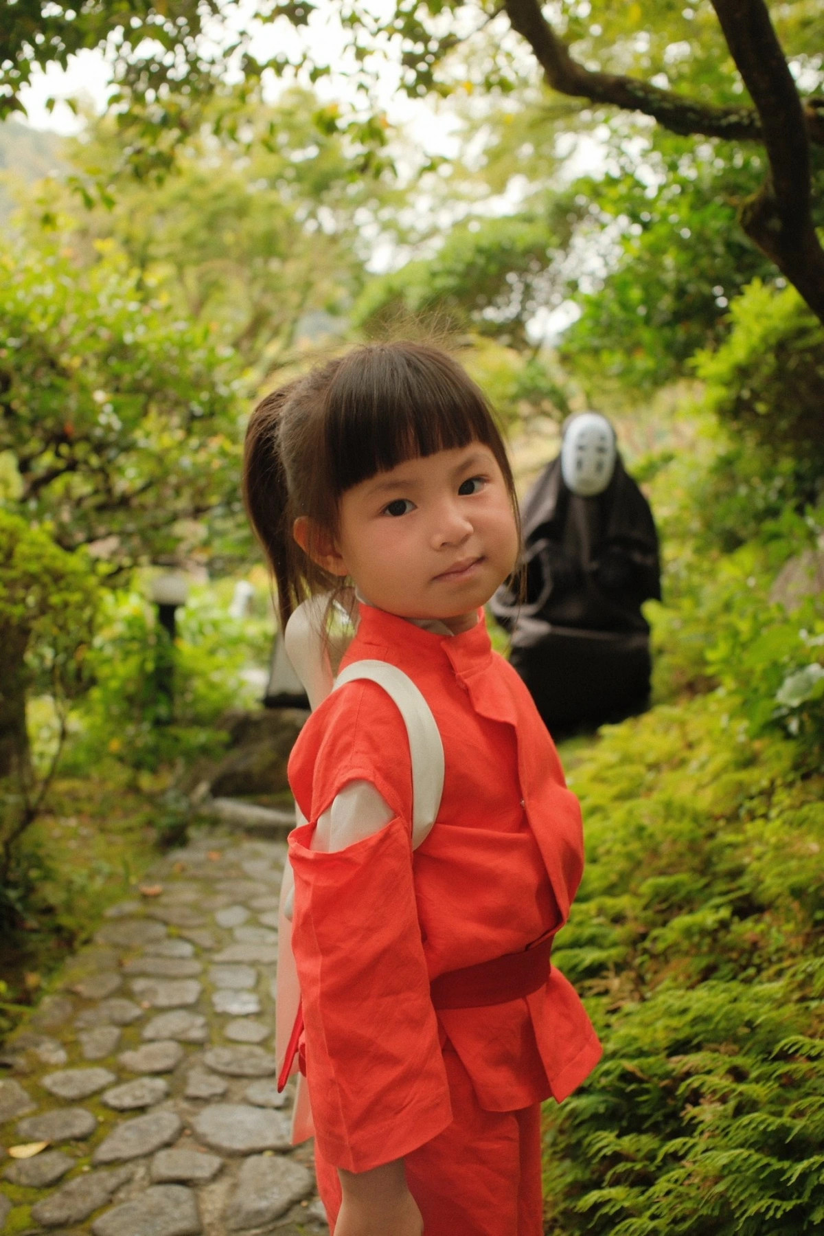 sao viet hoa trang thanh nhan vat squid game, cong chua va tac ke dip hallowen hinh anh 6