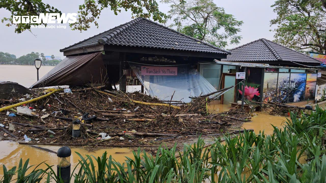 TP Huế hoang tàn, bị rác và bùn bủa vây sau trận 'đại hồng thuỷ' - 7
