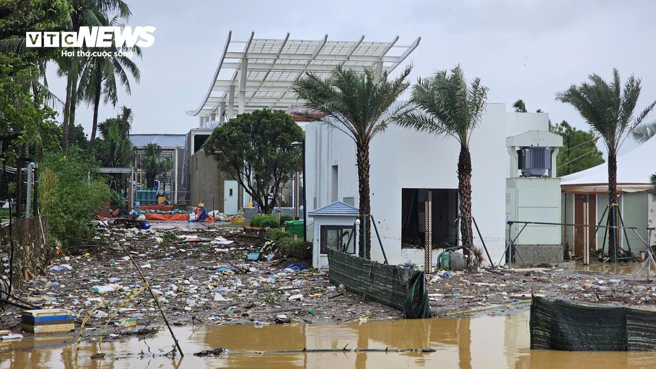 TP Huế hoang tàn, bị rác và bùn bủa vây sau trận 'đại hồng thuỷ' - 6