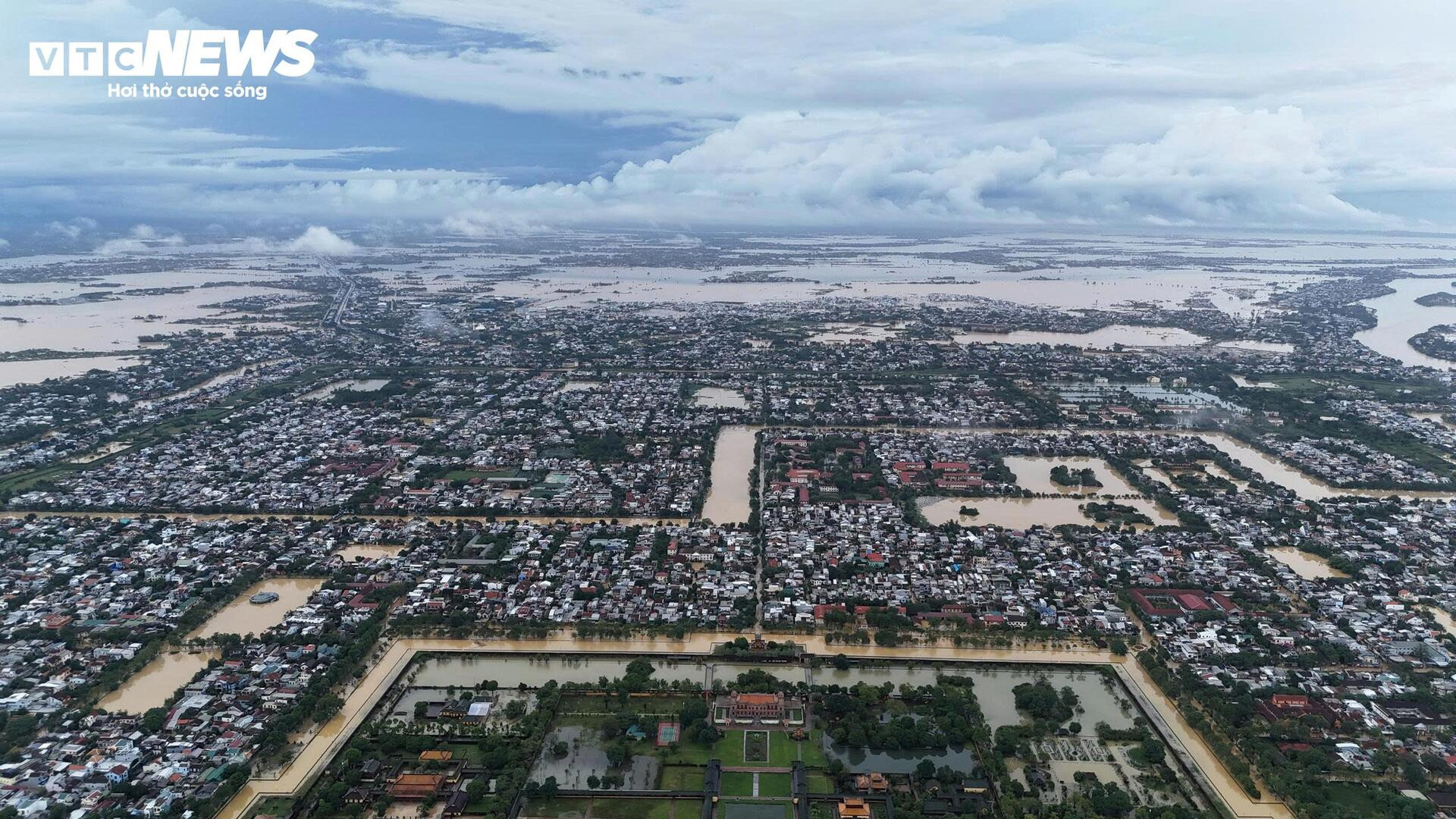 TP Huế hoang tàn, bị rác và bùn bủa vây sau trận 'đại hồng thuỷ' - 1