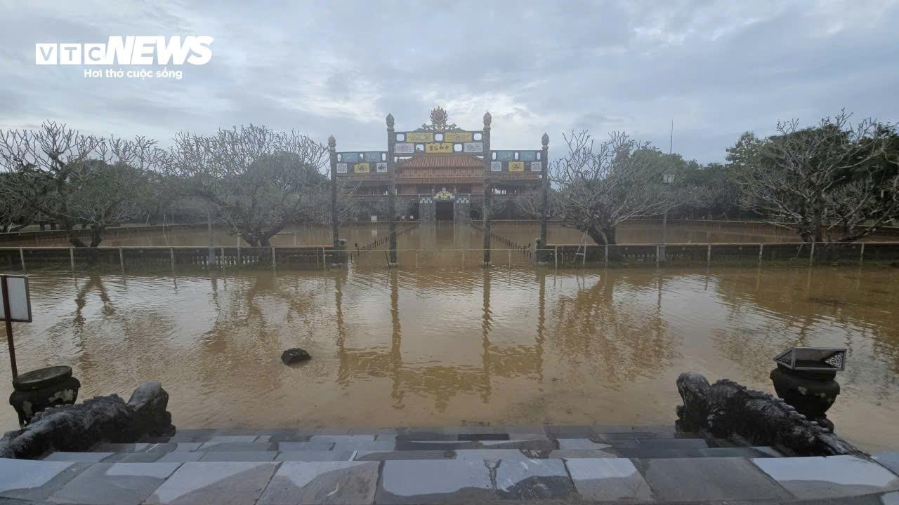 TP Huế hoang tàn, bị rác và bùn bủa vây sau trận 'đại hồng thuỷ' - 11