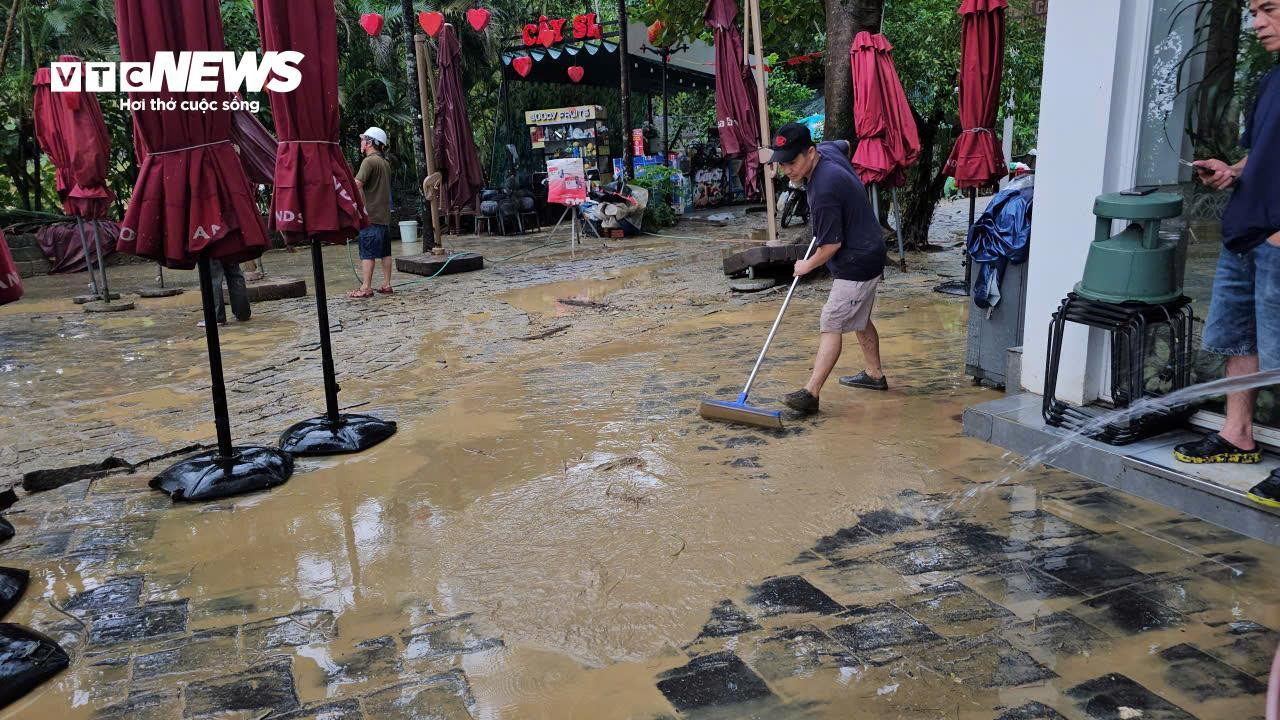 TP Huế hoang tàn, bị rác và bùn bủa vây sau trận 'đại hồng thuỷ' - 9