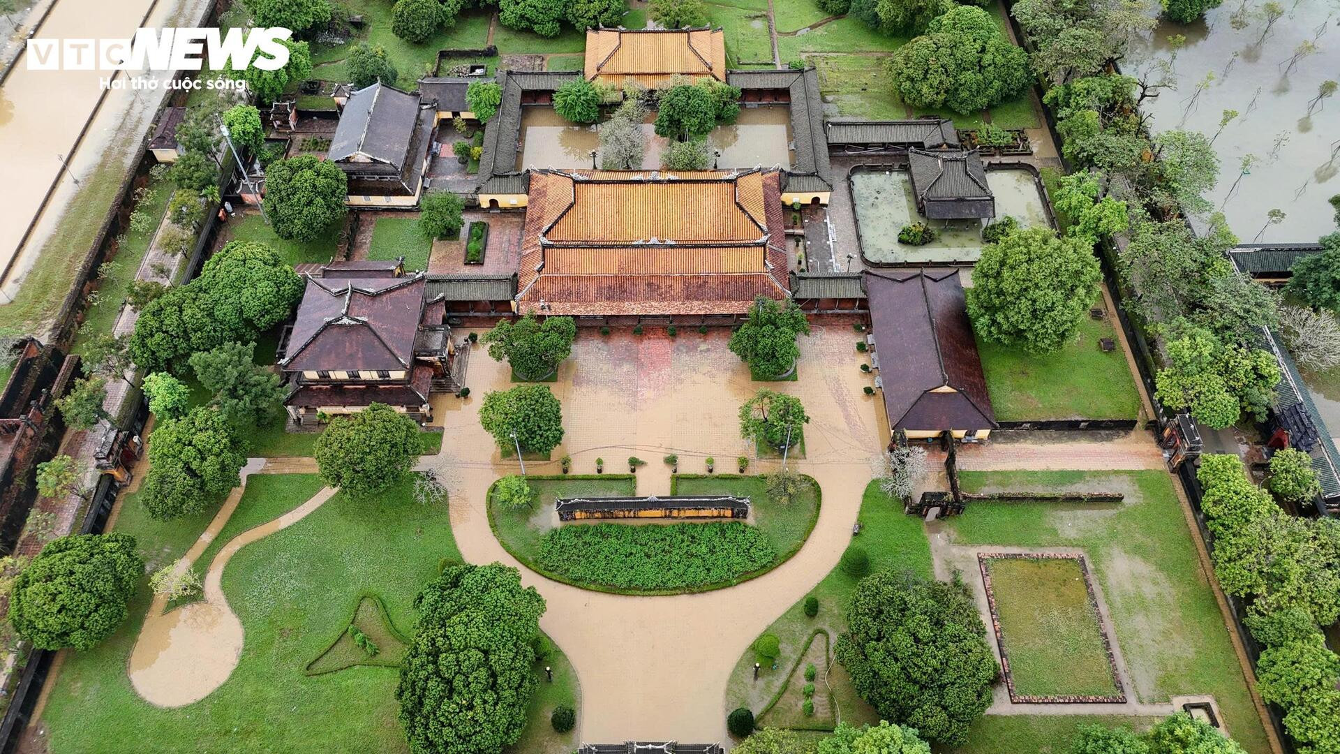 TP Huế hoang tàn, bị rác và bùn bủa vây sau trận 'đại hồng thuỷ' - 10