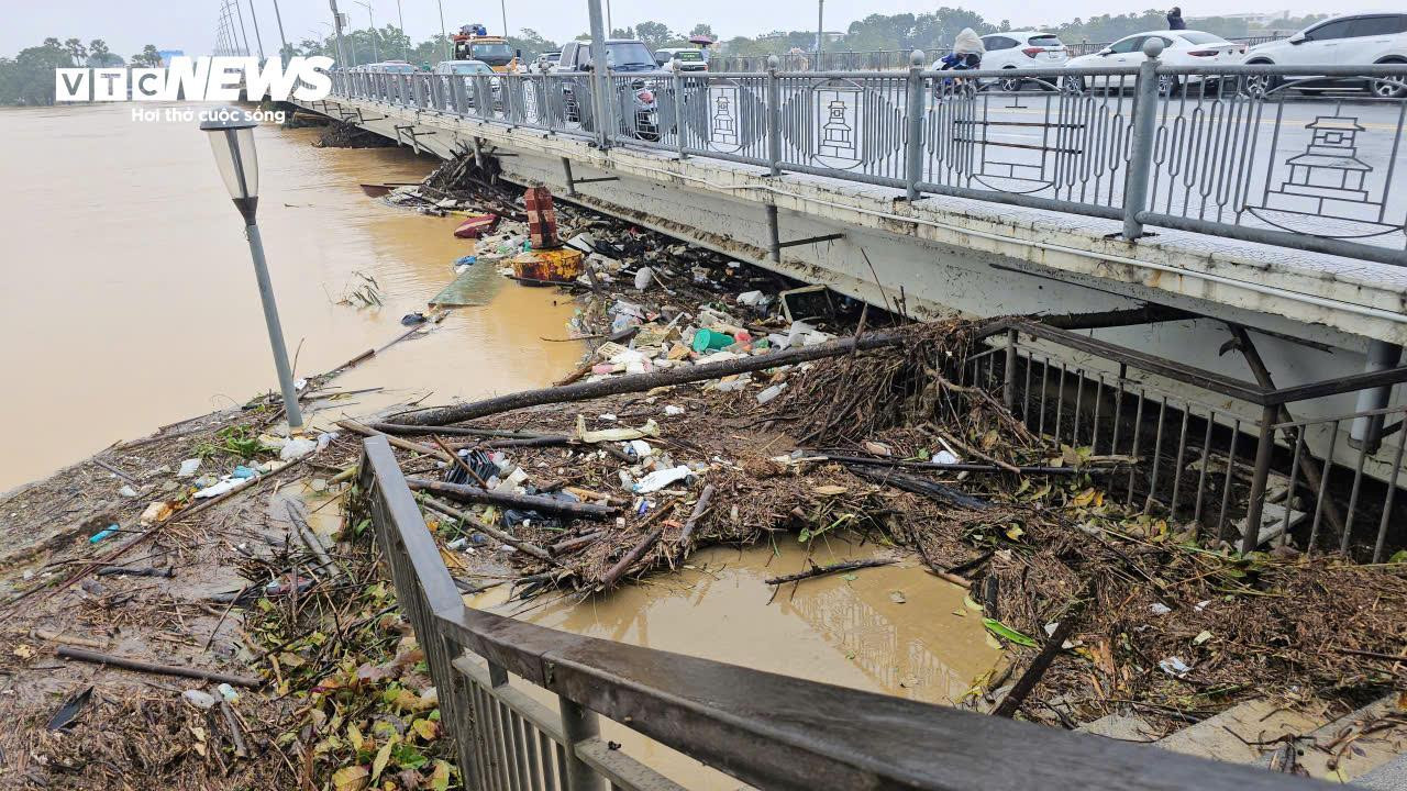 TP Huế hoang tàn, bị rác và bùn bủa vây sau trận 'đại hồng thuỷ' - 8