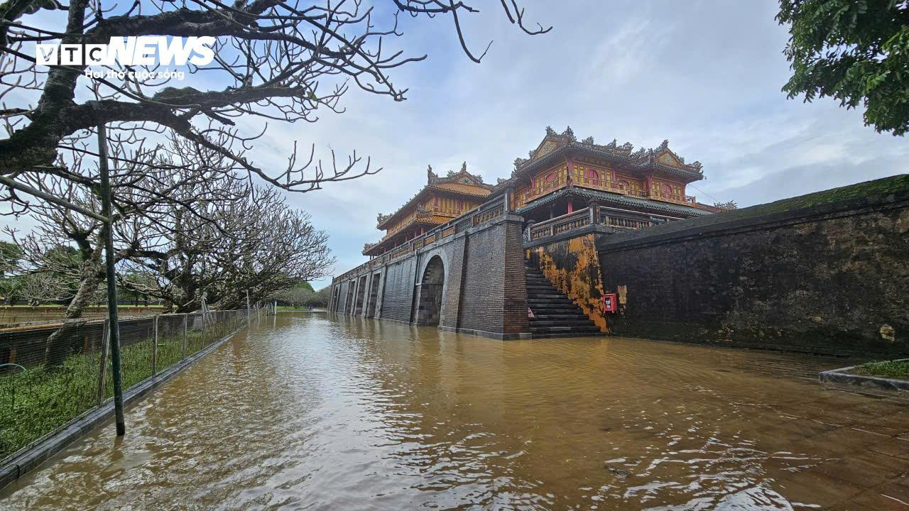 TP Huế hoang tàn, bị rác và bùn bủa vây sau trận 'đại hồng thuỷ' - 12