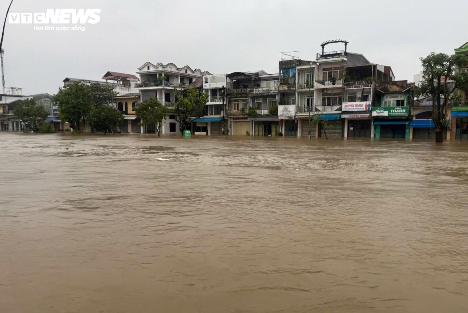 TP Huế hoang tàn, bị rác và bùn bủa vây sau trận 'đại hồng thuỷ' - 3