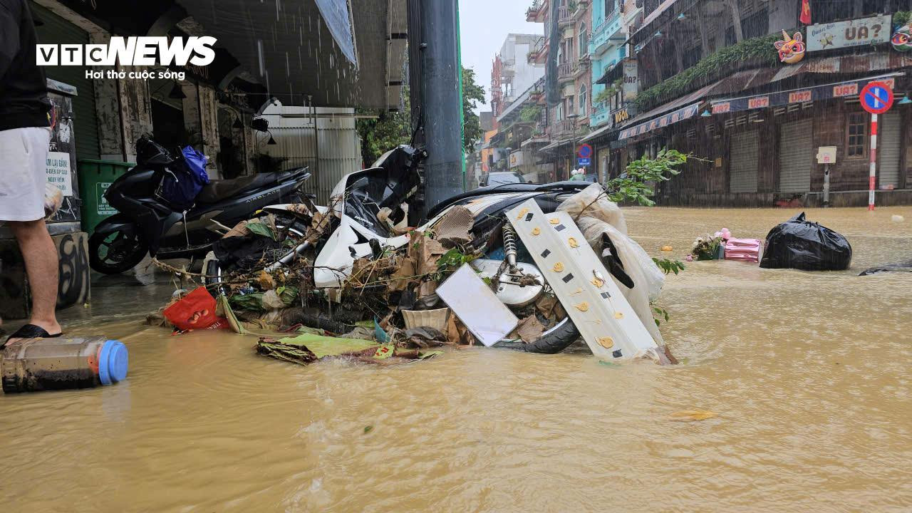 TP Huế hoang tàn, bị rác và bùn bủa vây sau trận 'đại hồng thuỷ' - 4