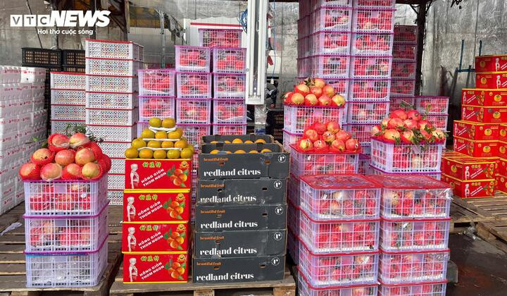 Nhiều loại trái cây có giá rẻ bất ngờ, nhưng không ghi rõ thông tin truy xuất nguồn gốc.