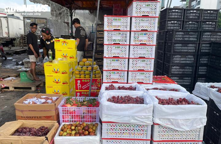 Trái cây có nguồn gốc từ Trung Quốc được nhập về chợ đầu mối Nông sản Thủ Đức.