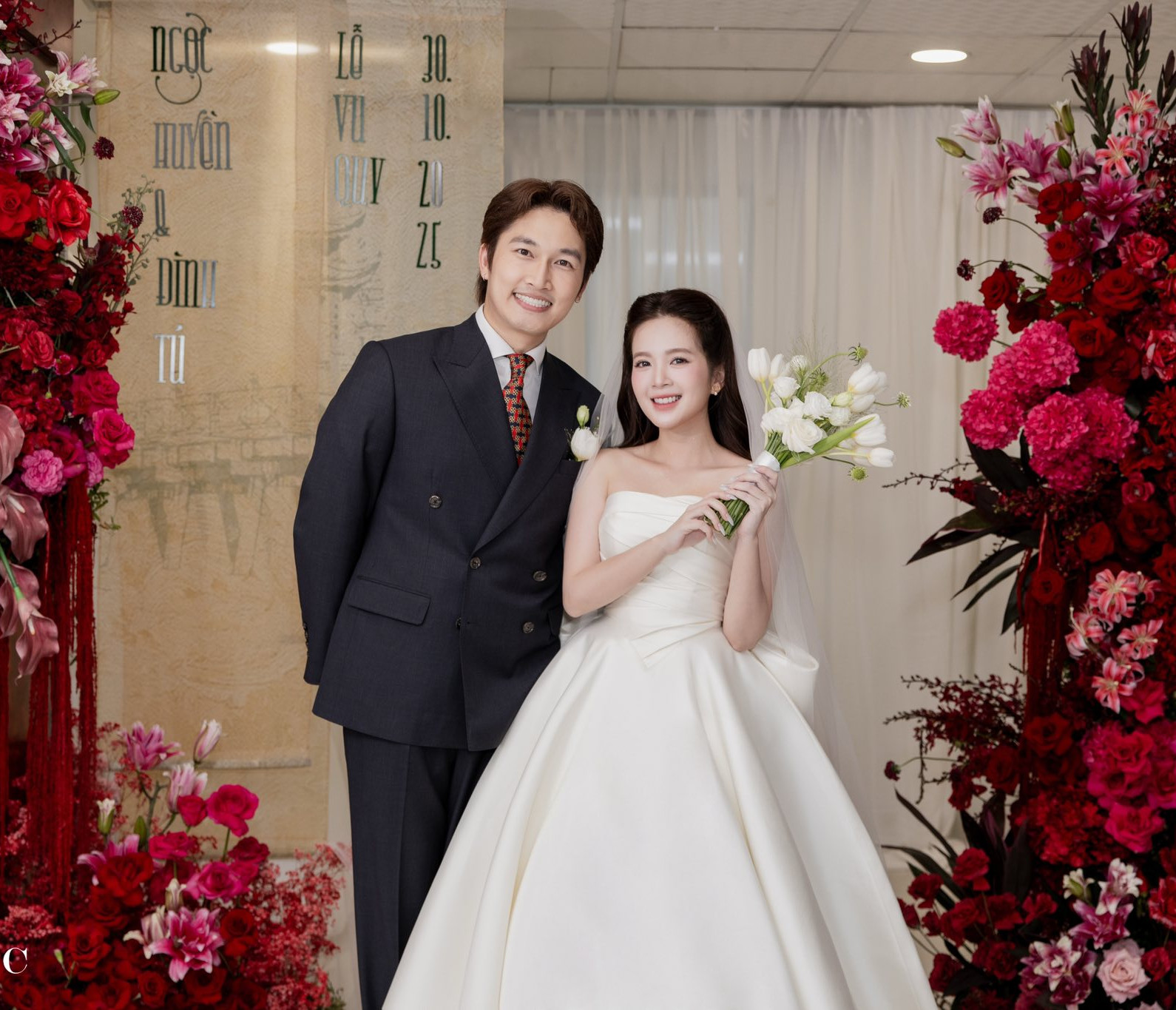 Váy cưới đẹp tinh tế của Ngọc Huyền trong ngày ăn hỏi - Ảnh 2.