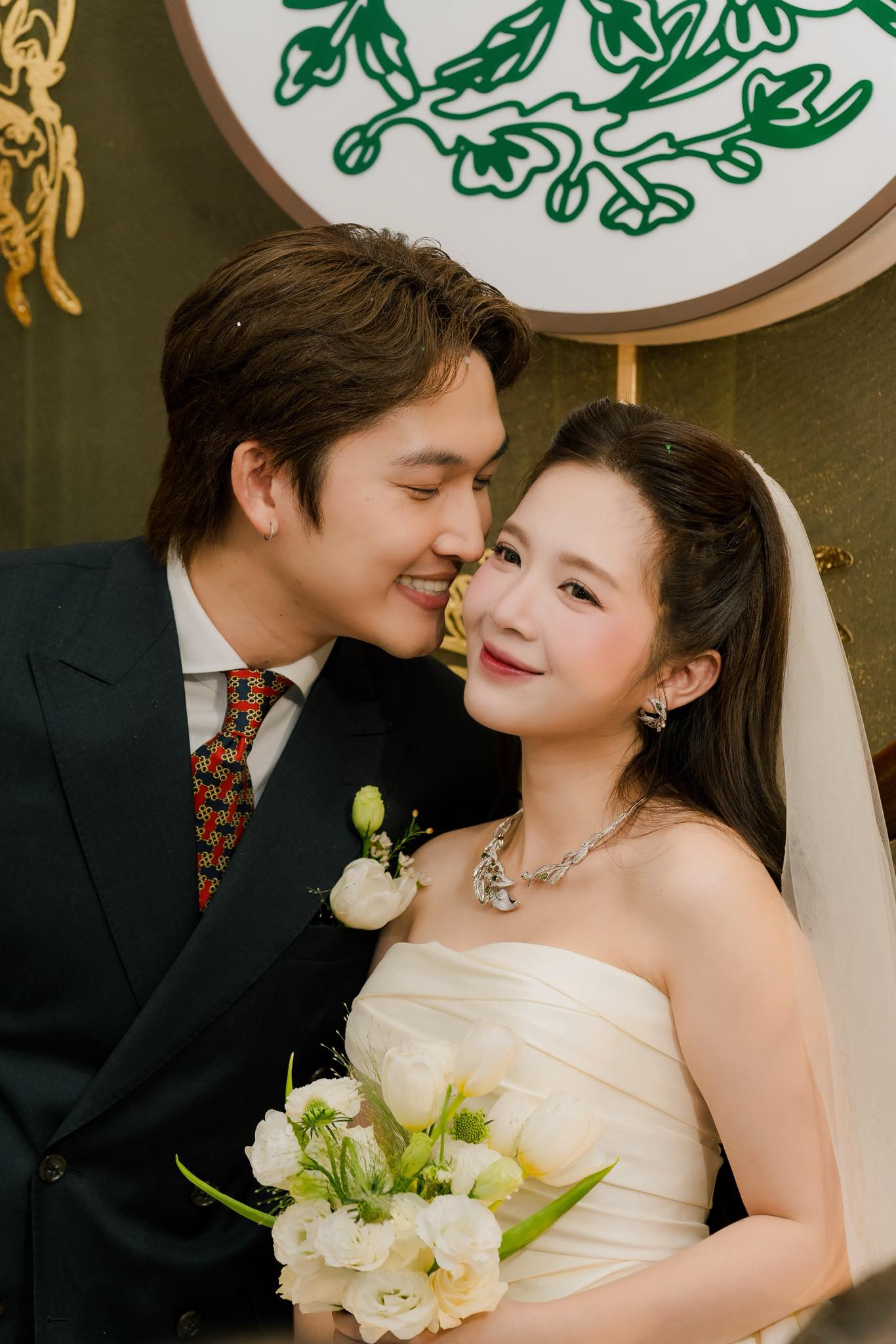 Váy cưới đẹp tinh tế của diễn viên phim 'giờ vàng VTV' trong ngày ăn hỏi - Ảnh 2.