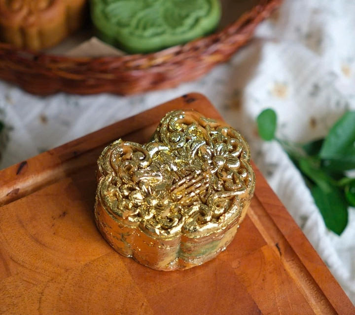 Bánh trung thu sau khi nướng được để nguội và phủ một lớp vàng lá 24K. (Ảnh: NVCC).