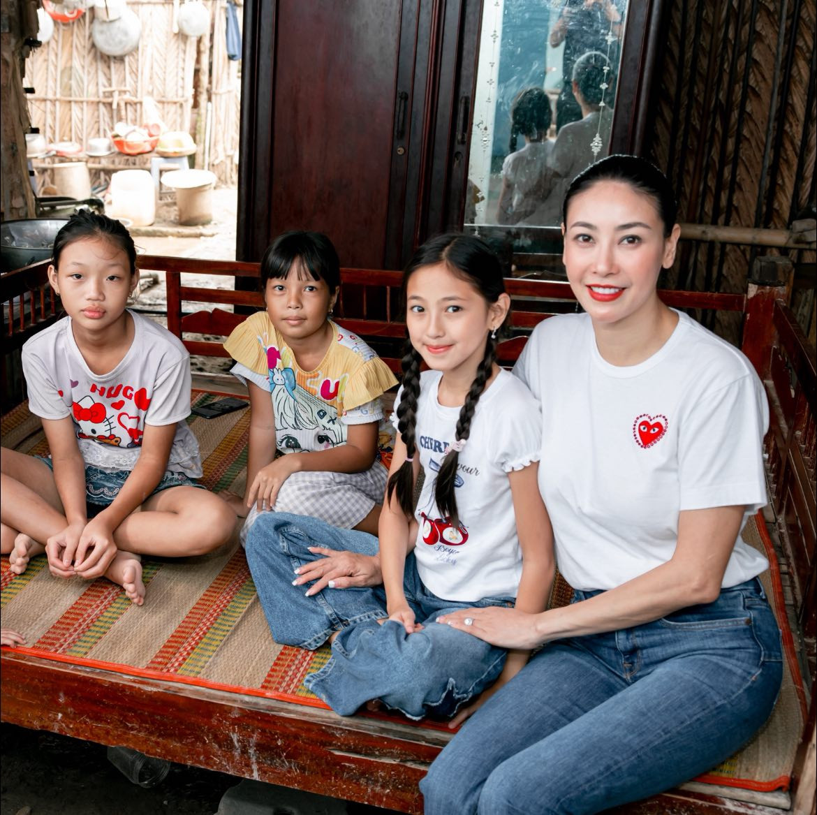 Con gái Hoa hậu Hà Kiều Anh làm thiện nguyện , nhan sắc gây ngỡ ngàng - Ảnh 2.