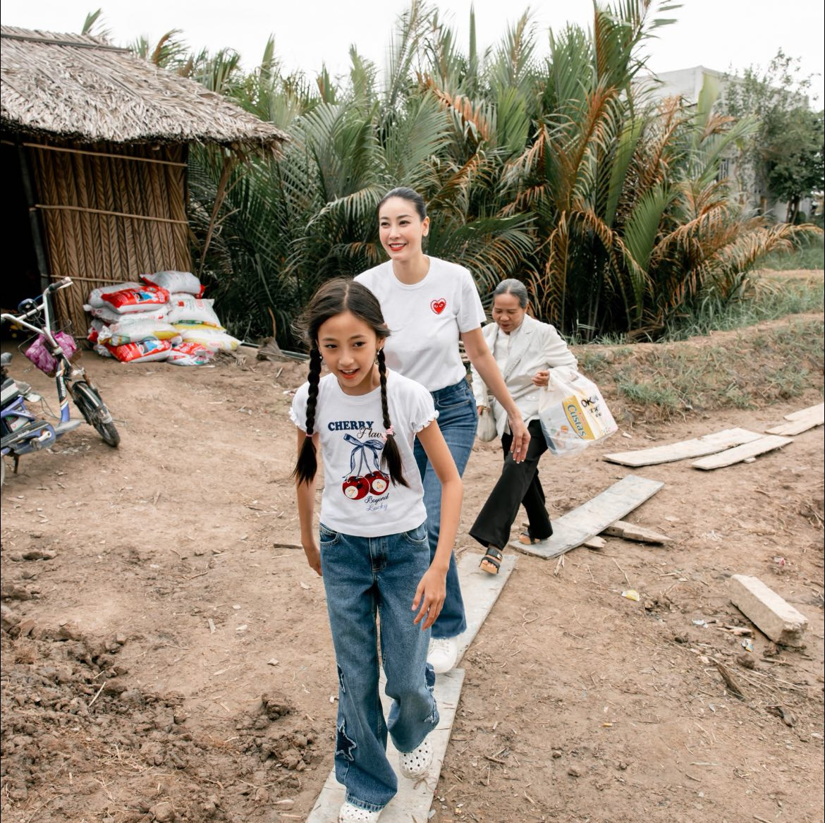 Con gái Hoa hậu Hà Kiều Anh làm thiện nguyện , nhan sắc gây ngỡ ngàng - Ảnh 1.