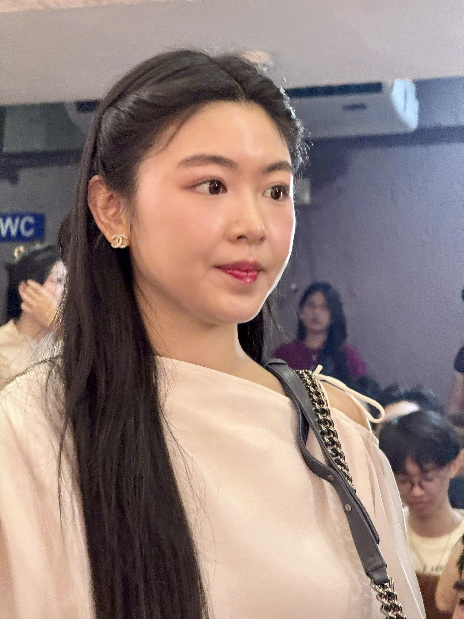 Con gái lớn nhà Quyền Linh ăn mặc giản dị lộ nhan sắc thật khi đi cúng Tổ nghề