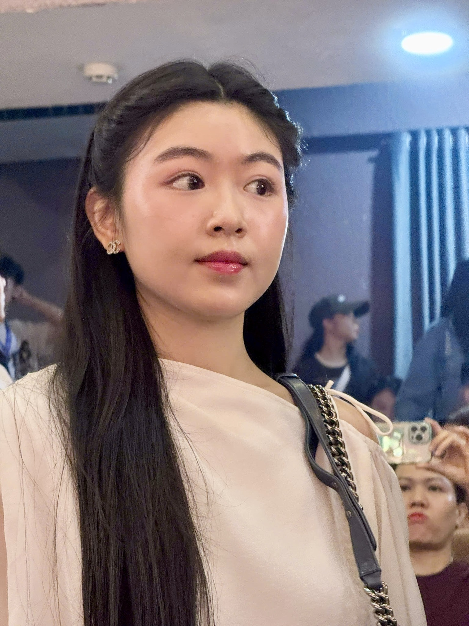 Con gái lớn nhà Quyền Linh ăn mặc giản dị lộ nhan sắc thật khi đi cúng Tổ nghề