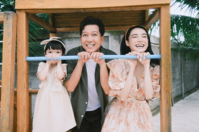 Con gái Nhã Phương Trường Giang mới 6 tuổi đã catwalk sập sàn không khác gì người lớn