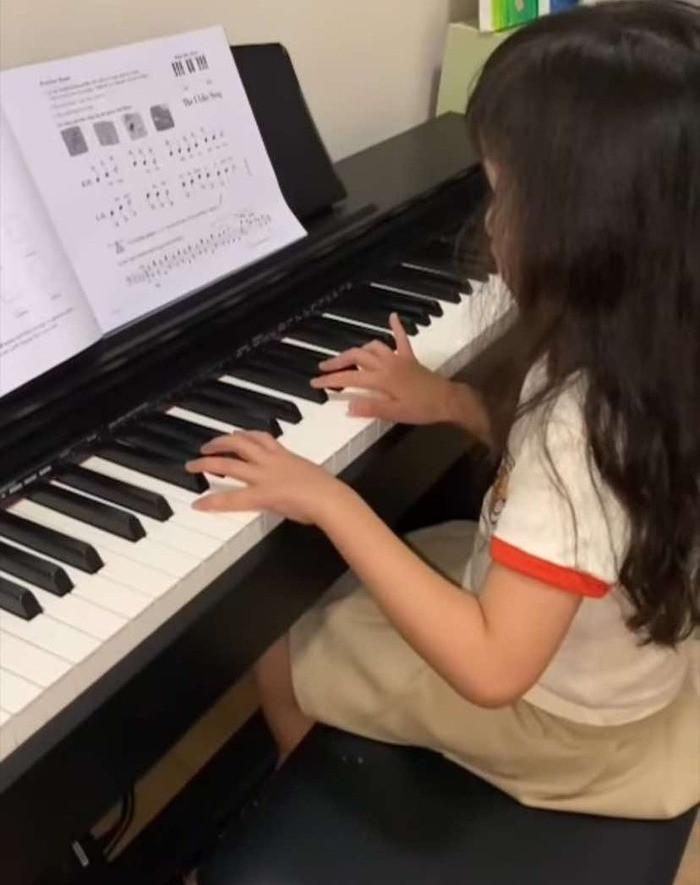 Con gái Nhã Phương  Trường Giang mới 6 tuổi đã catwalk sập sàn không khác gì người lớn