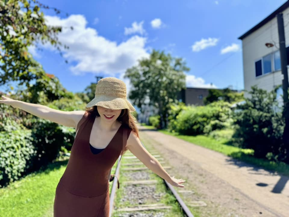 Diện đồ mùa thu 'chill' và tinh tế như MC Đan Lê - Ảnh 6.