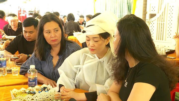 Nhiều bạn bè, đồng nghiệp đến chia buồn cùng gia đình.