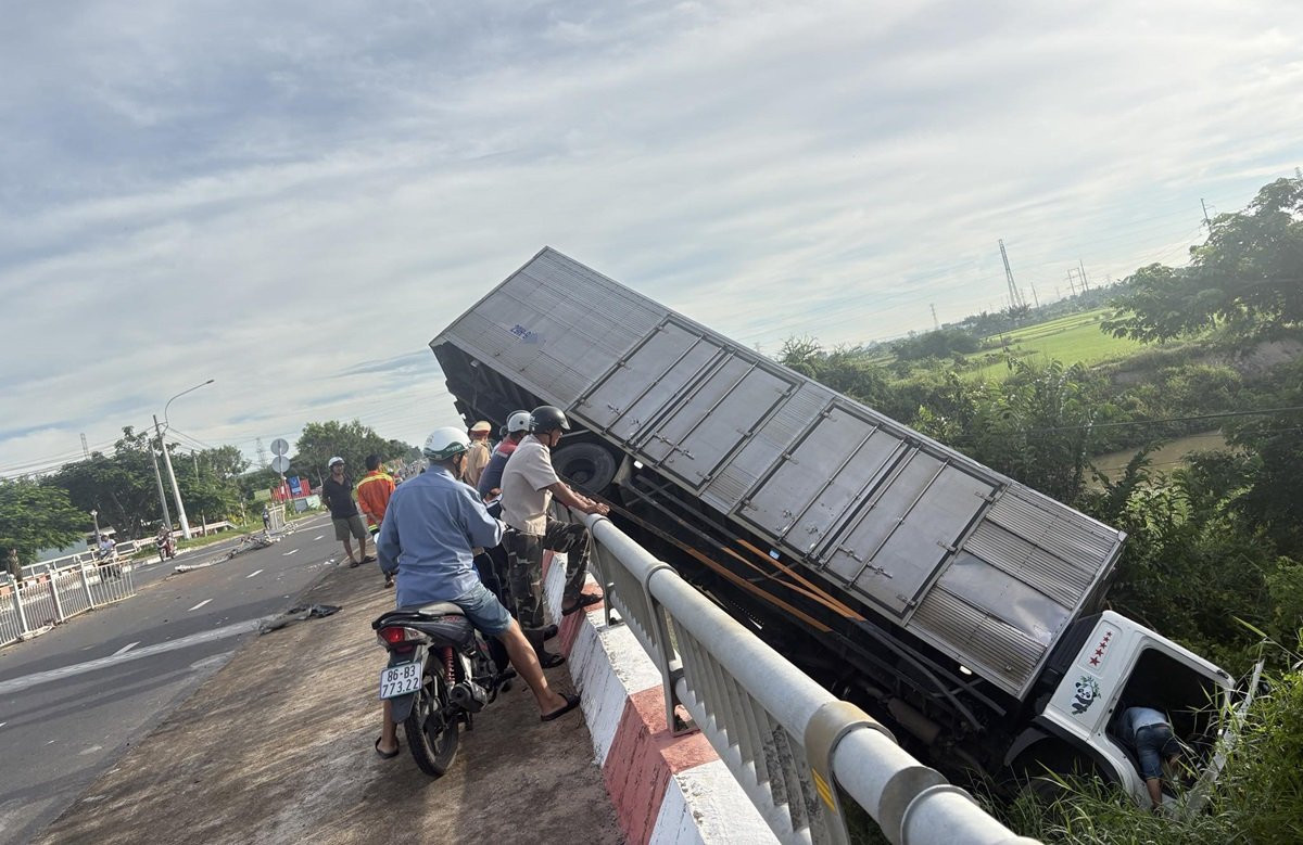 xe tai tong gay ho lan giua cau lao xuong song tren quoc lo 28 vnn 648.jpg