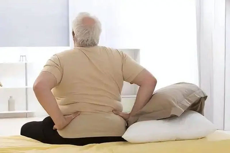 Bác sĩ cảnh báo Người thận yếu khi uống nước sẽ có 3 dấu hiệu bất thường