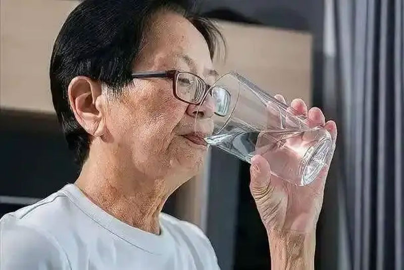 Bác sĩ cảnh báo Người thận yếu khi uống nước sẽ có 3 dấu hiệu bất thường