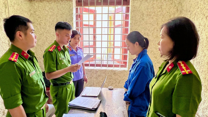 Công an, viện kiểm sát thực hiện các quyết định tố tụng với Nông Thị Thu Thủy. (Ảnh: Công an tỉnh Điện Biên)