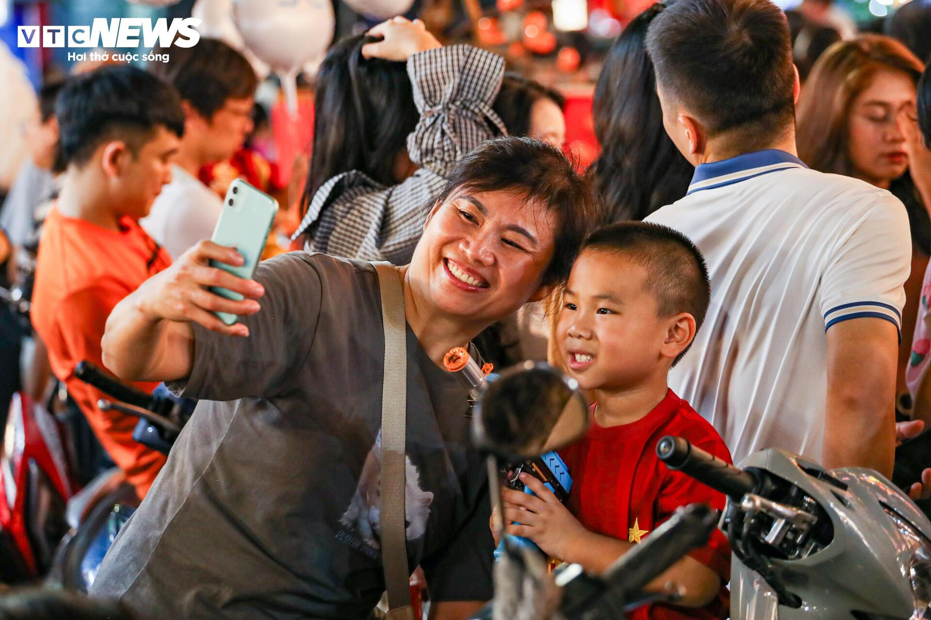 Biển người chen chân trên phố Hàng Mã đón Trung thu sớm - 11