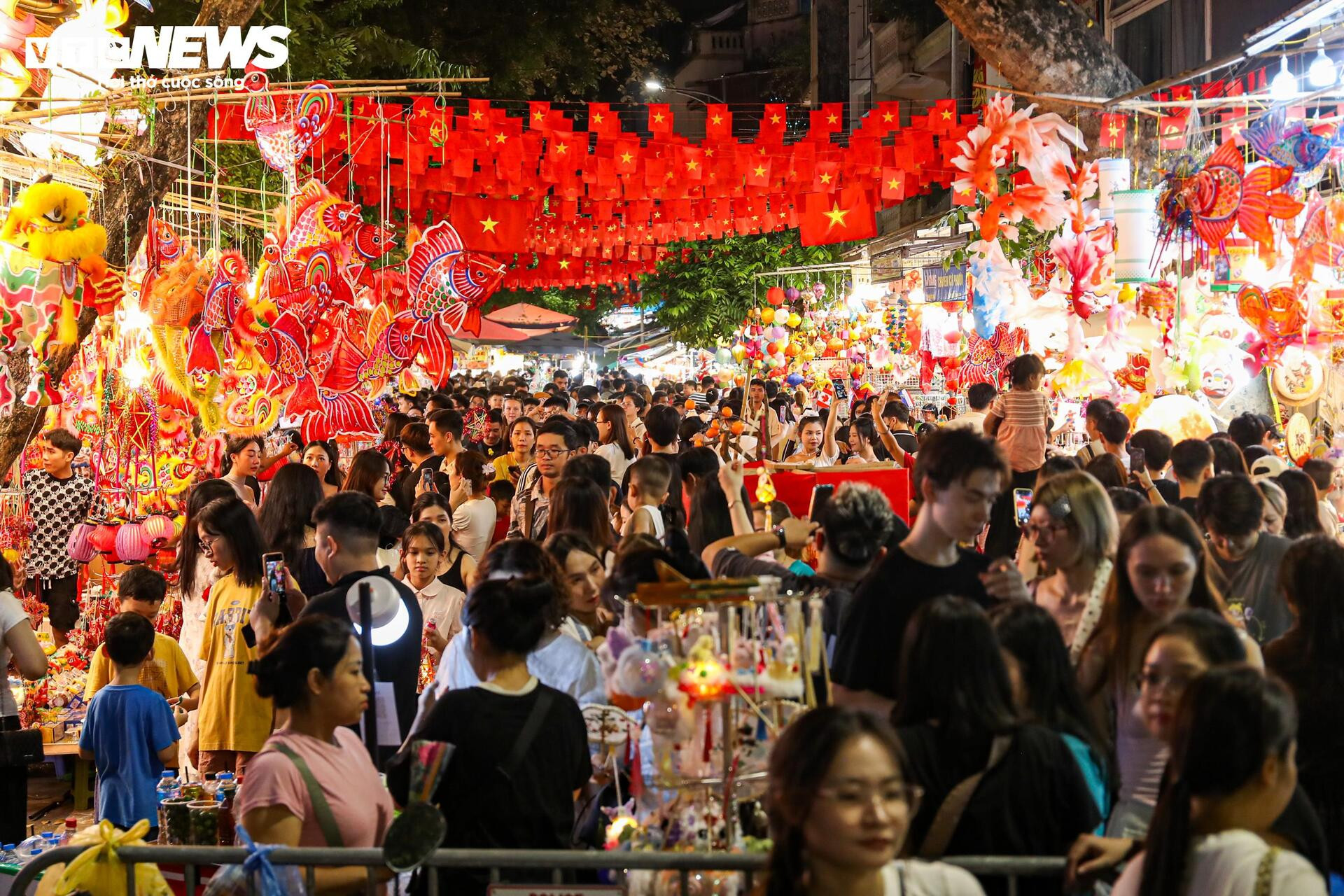 Biển người chen chân trên phố Hàng Mã đón Trung thu sớm - 1