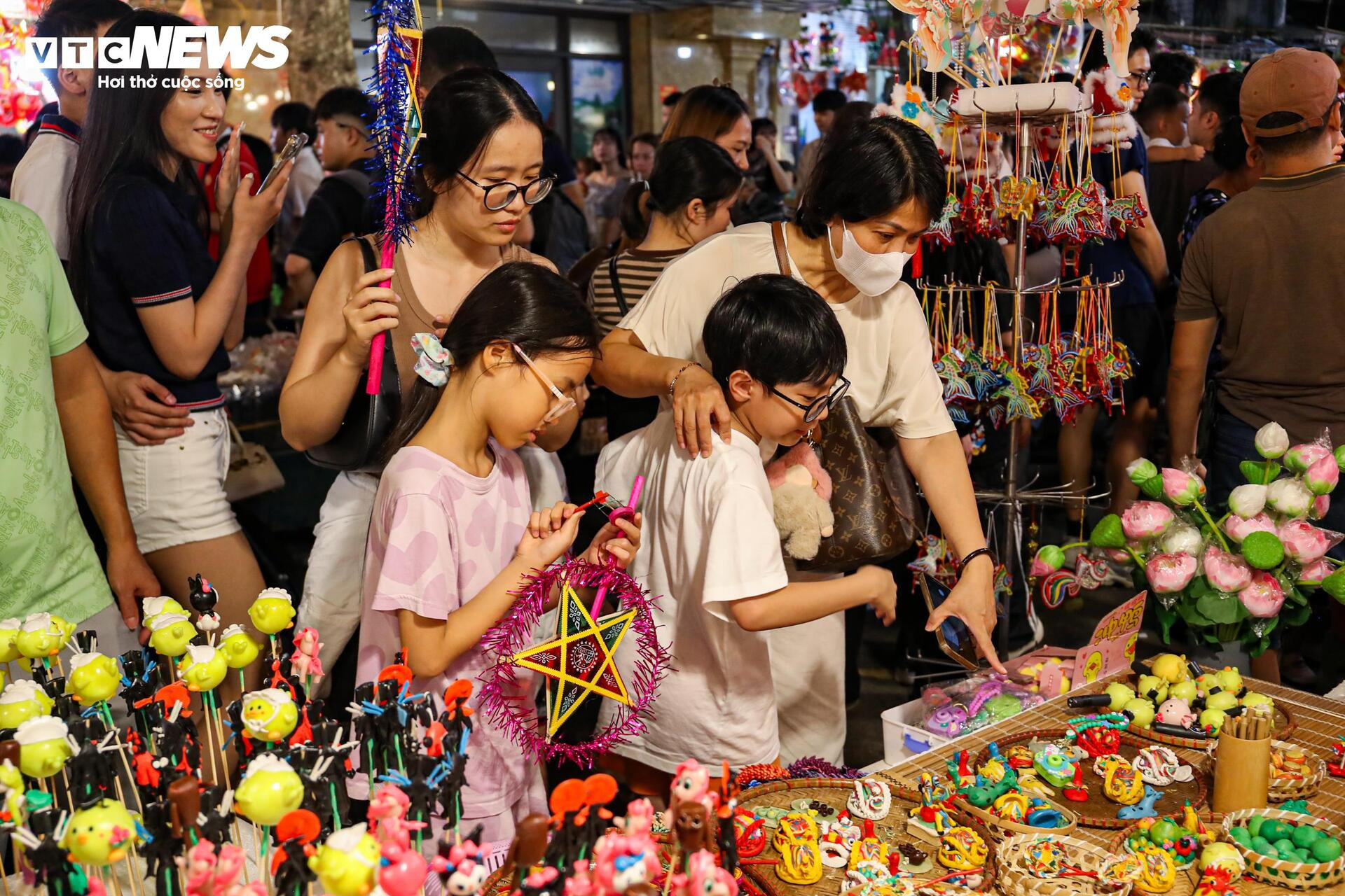 Biển người chen chân trên phố Hàng Mã đón Trung thu sớm - 8