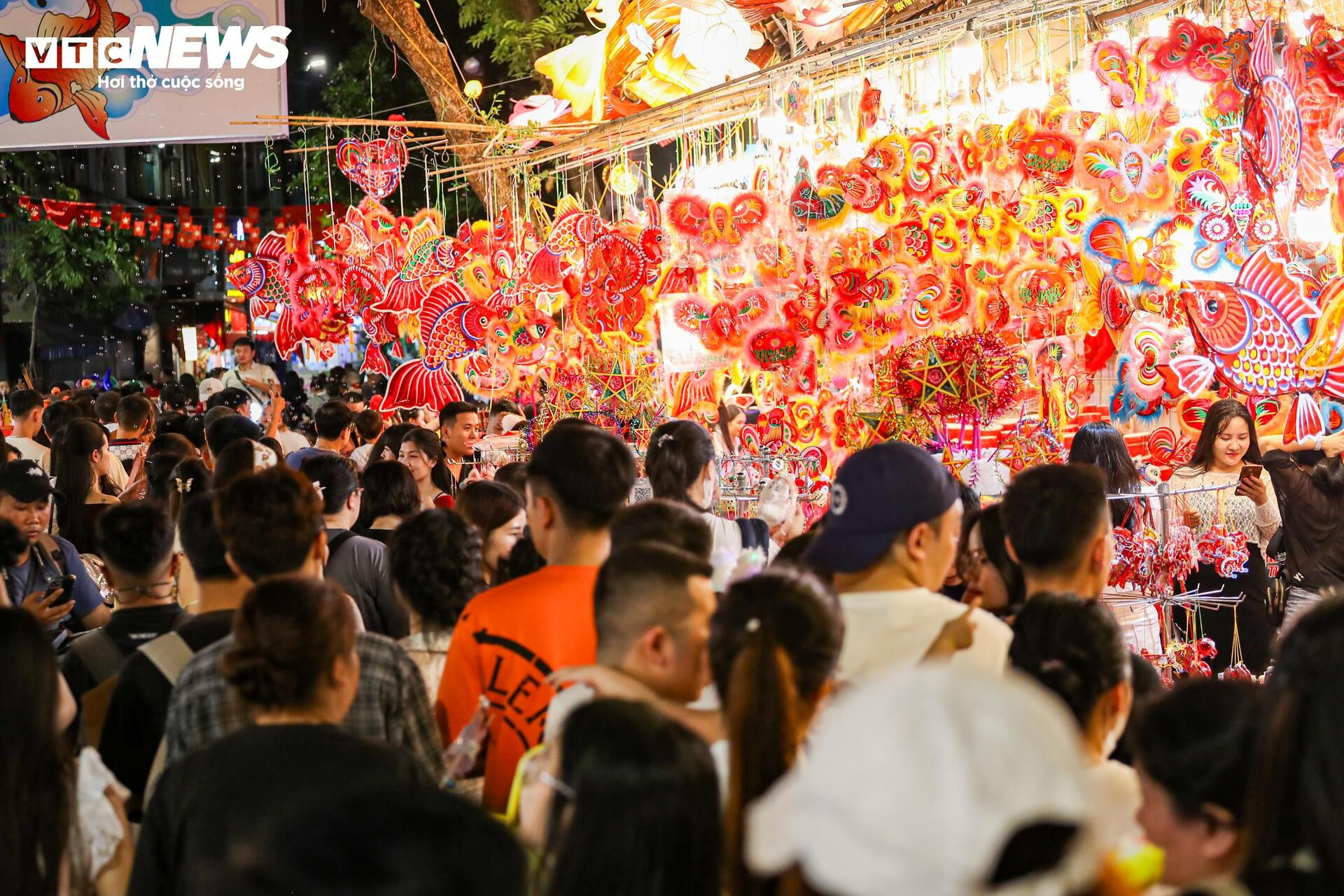 Biển người chen chân trên phố Hàng Mã đón Trung thu sớm - 3