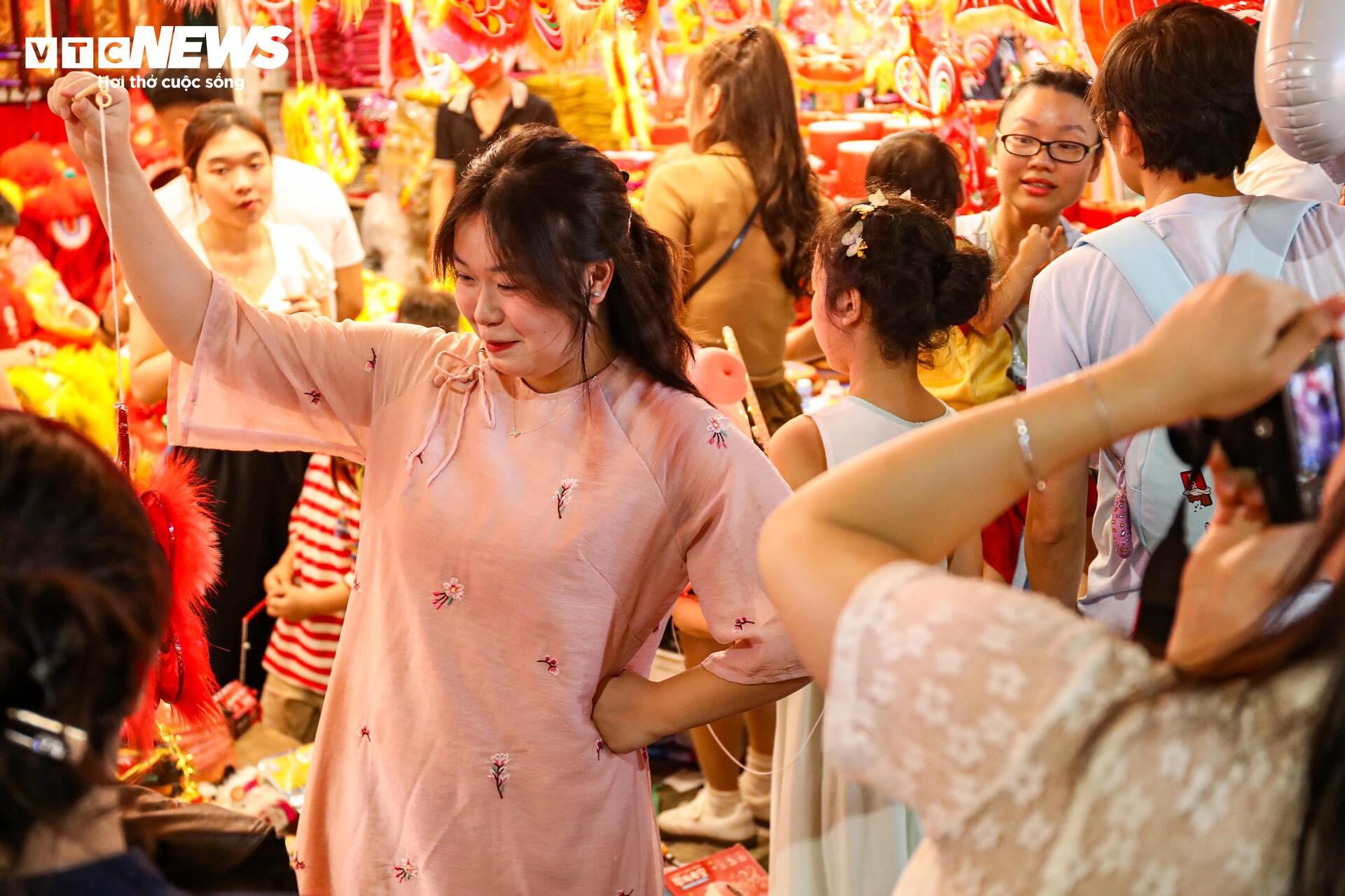 Biển người chen chân trên phố Hàng Mã đón Trung thu sớm - 13