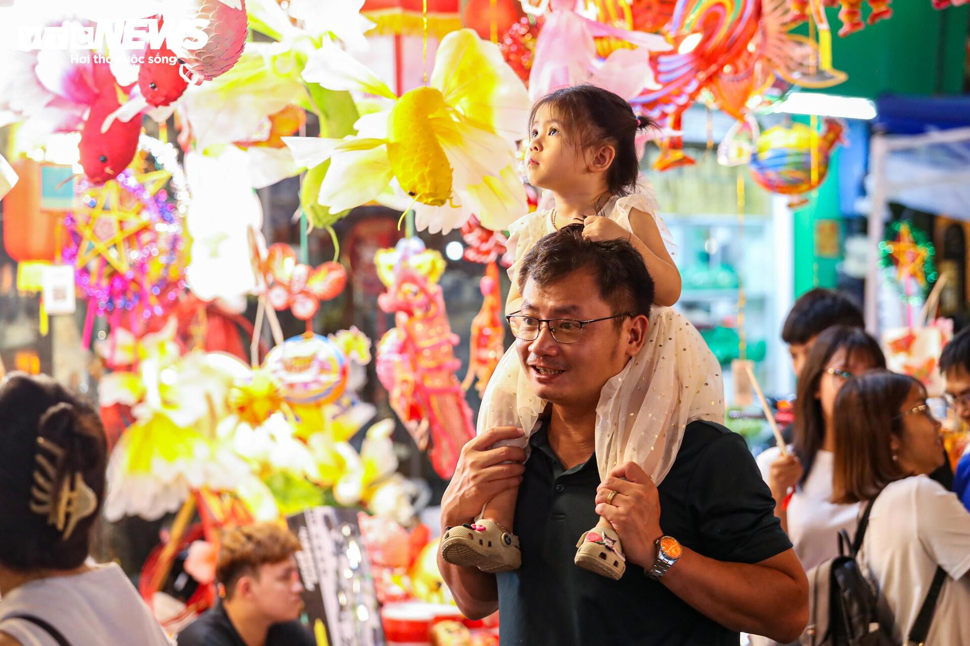 Biển người chen chân trên phố Hàng Mã đón Trung thu sớm - 6