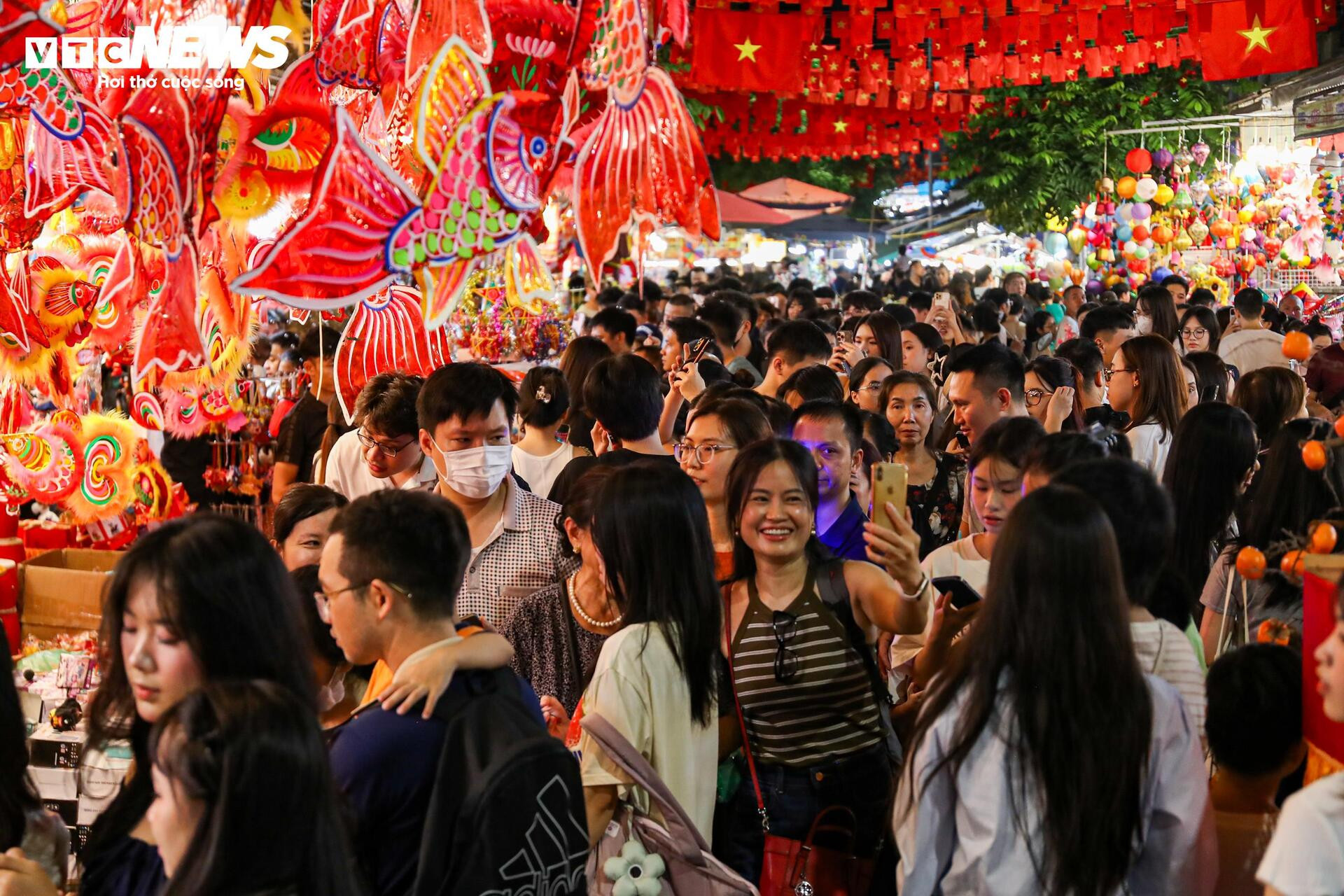 Biển người chen chân trên phố Hàng Mã đón Trung thu sớm - 2