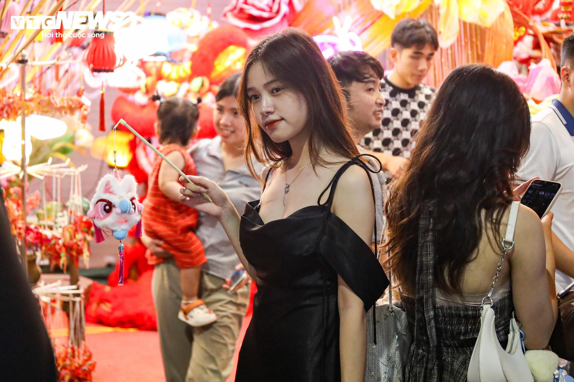 Biển người chen chân trên phố Hàng Mã đón Trung thu sớm - 14