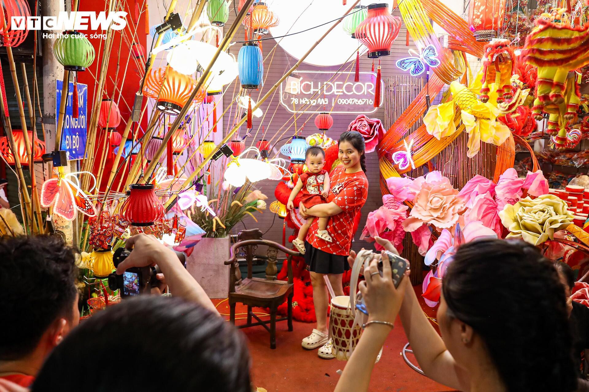 Biển người chen chân trên phố Hàng Mã đón Trung thu sớm - 12