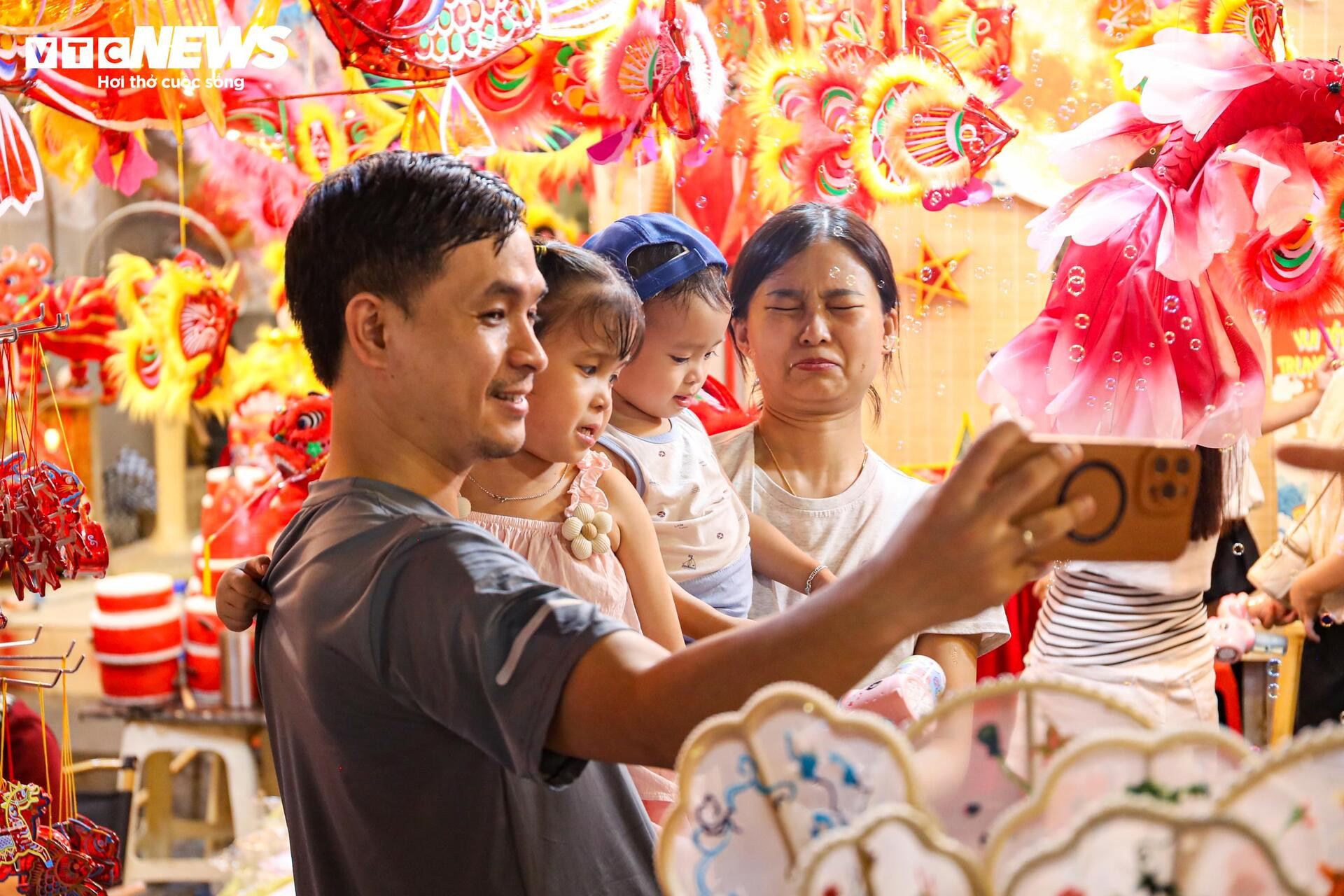 Biển người chen chân trên phố Hàng Mã đón Trung thu sớm - 10