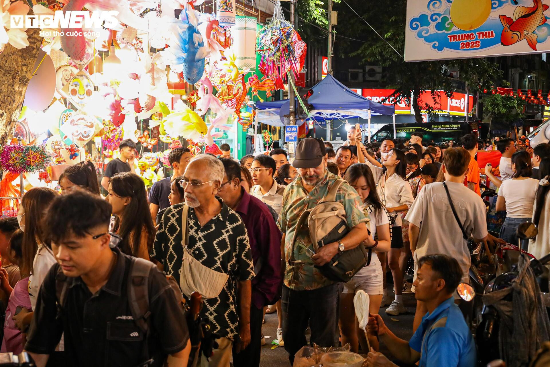 Biển người chen chân trên phố Hàng Mã đón Trung thu sớm - 15