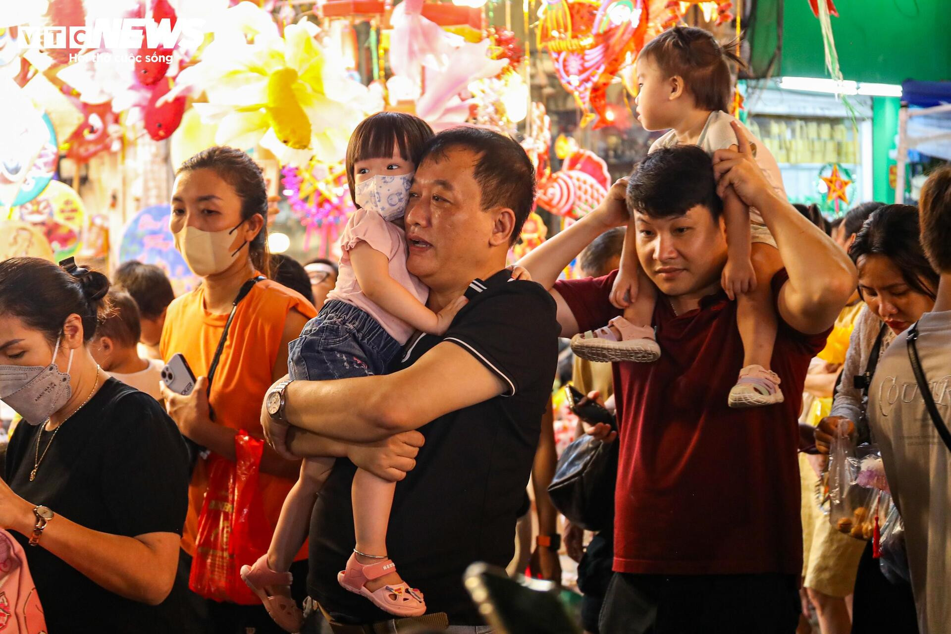 Biển người chen chân trên phố Hàng Mã đón Trung thu sớm - 5